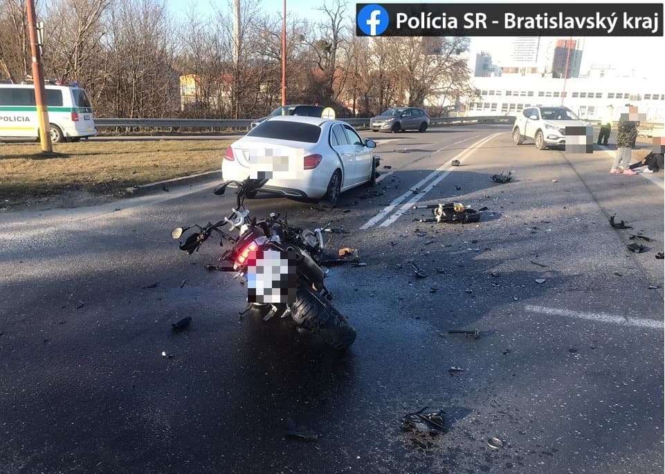 BALESET: Kihajtott a motoros elé egy Mercedes, 60 éves férfi vesztette életét