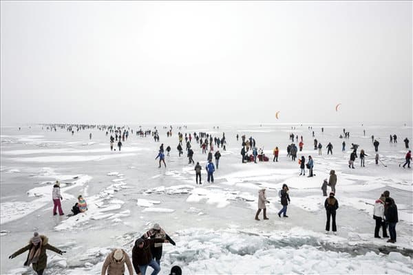 Még 32 centis a Balaton jege, de sportolásra már alkalmatlan