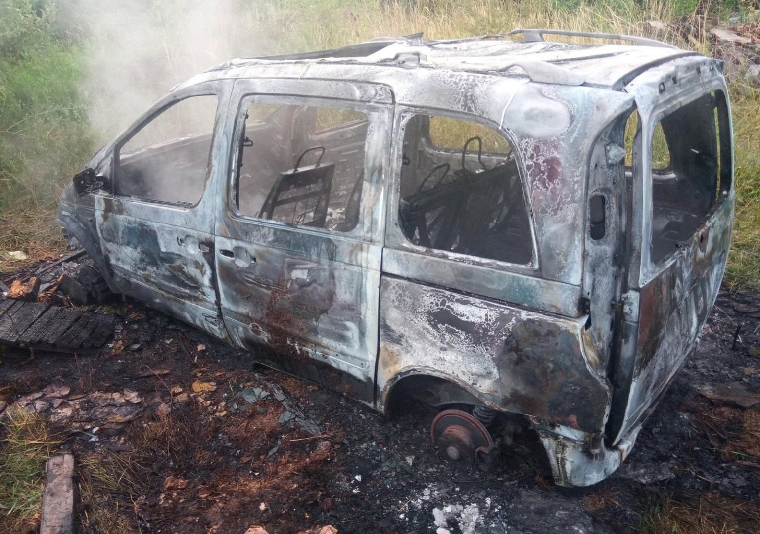 Ellopták a Mercedest az autószerviz udvaráról és felgyújtották (FOTÓK)