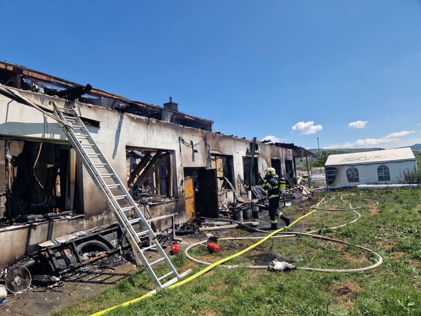 Kigyulladt munkagép okozott hatalmas tüzet, hat település tűzoltói küzdöttek a lángokkal (FOTÓK)