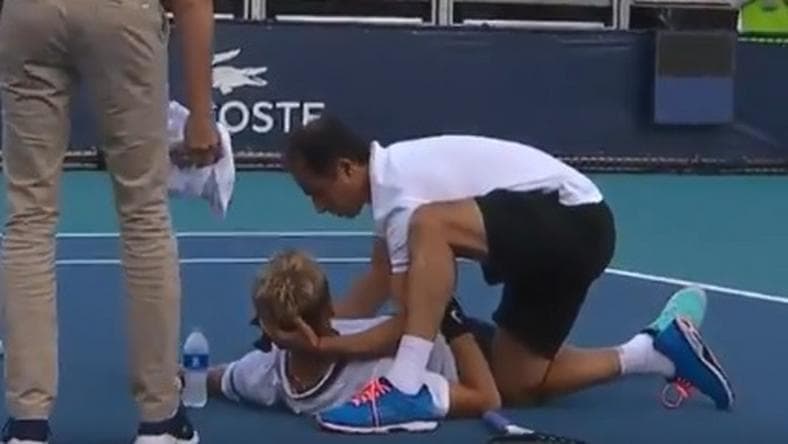 DURVA: Meccs közben esett össze a teniszező, görcsbe rándult a teste (videó)
