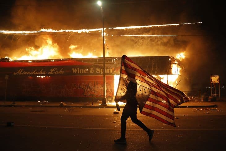 Minneapolis lángokban, a tüntetők felgyújtottak egy rendőrőrsöt