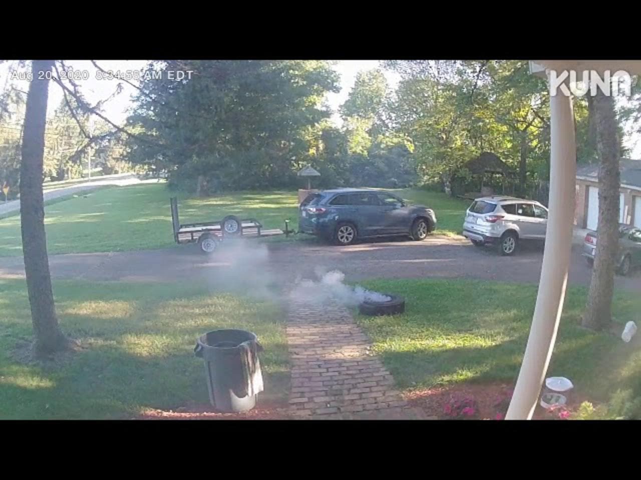 Videón, ahogy a leszakadó gumiabroncs 104-gyel becsapódik egy családi házba!