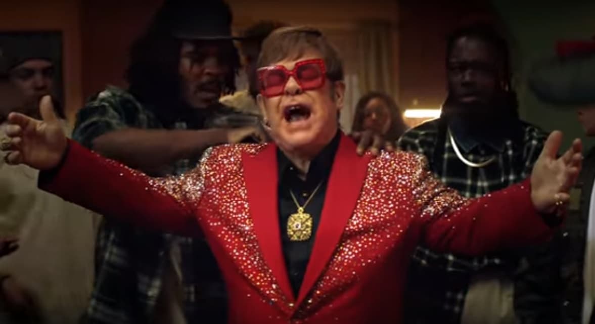 Elton John vastagon kimerítette az önirónia fogalmát a Snickers reklámjában (Videó)