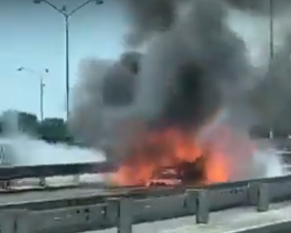 Személykocsi lángolt a pozsonyi Lafranconinál! (Videó)
