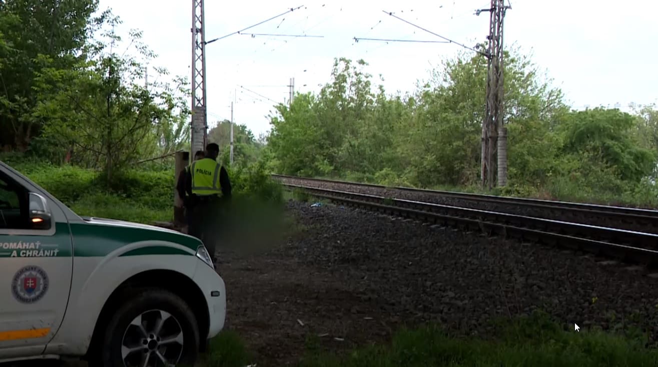TRAGÉDIA: A légi út közelében feküdt valaki a sínekre, átment rajta a mozdony
