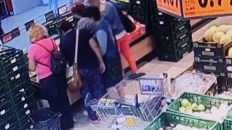 Akcióban a tolvajok: észre sem venni, hogyan emelték el a hölgy pénztárcáját (videó)