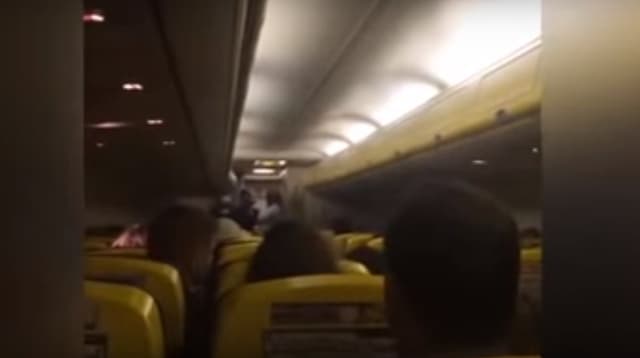 Dráma a fedélzeten - a személyzet bejelentése sokkolta a repülő utasait