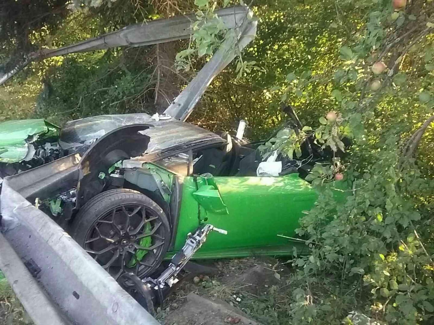 Tragikus baleset: ripityára törött a Fabiával ütköző Lamborghini, életét vesztette az SaS képviselője (FOTÓK)