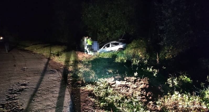 BORZALMAS BALESET: Kirepült az autóból a sofőr, beszorult a jármű alá, nem élte túl