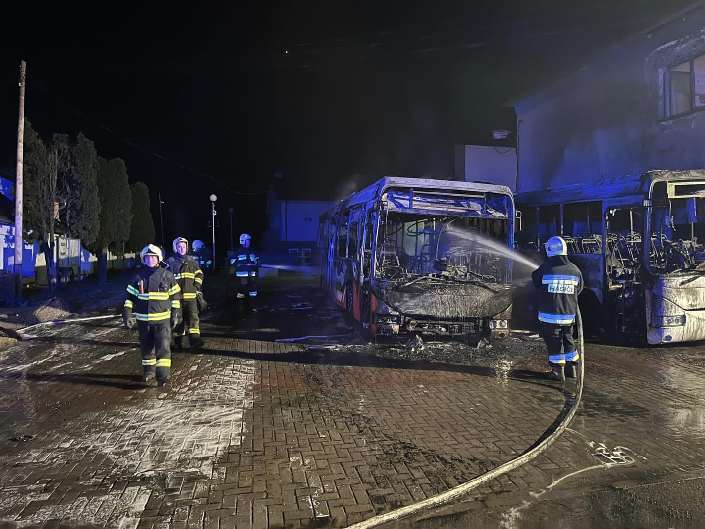 Kigyulladt két autóbusz, majd a tűz átterjedt a községházára is (FOTÓK)