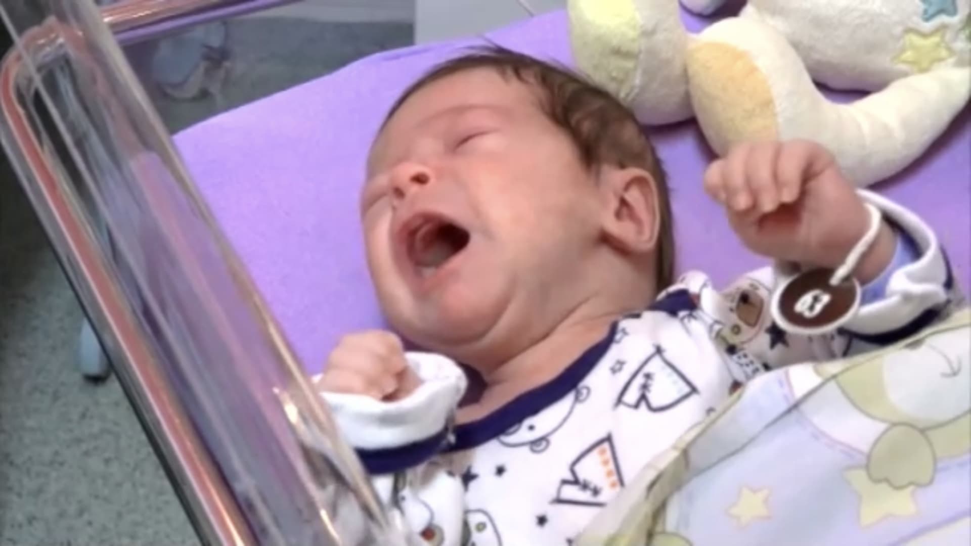 Néhány hetes csecsemőt helyeztek el a babamentő inkubátorban