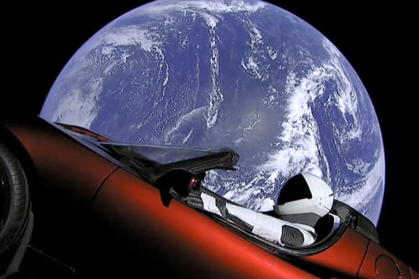 Évmilliókon át az űrben maradhat Elon Musk sportautója