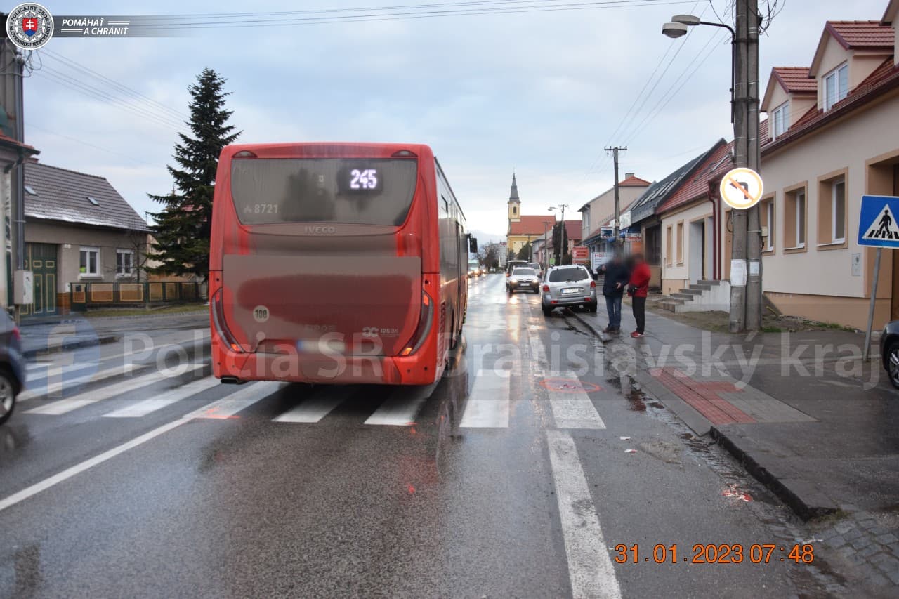 BALESET: Zebrán ütött el egy nyugdíjas nőt a távolsági busz