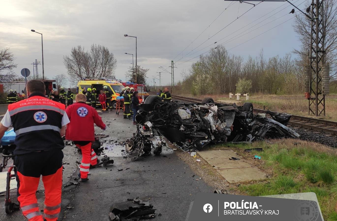 Horrorbaleset a szlovák-magyar határnál: betonpillérnek csapódott egy autó
