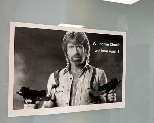 Így lepte meg a gyerekeket a szlovákiai kórházban Chuck Norris (FOTÓK)