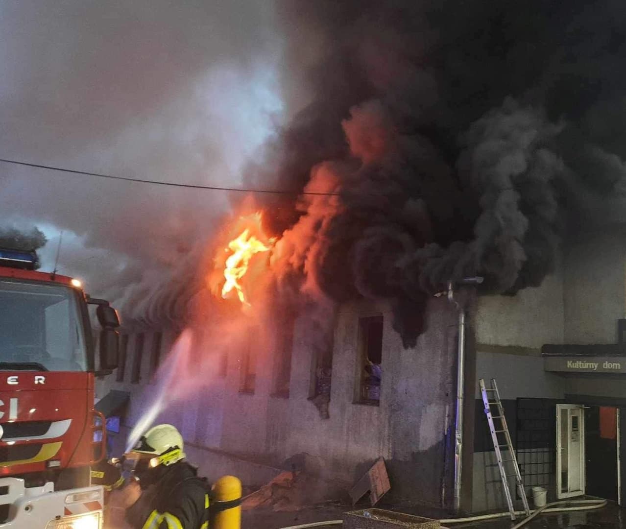 RENDKÍVÜLI: Hatalmas lángokkal ég a kultúrház!