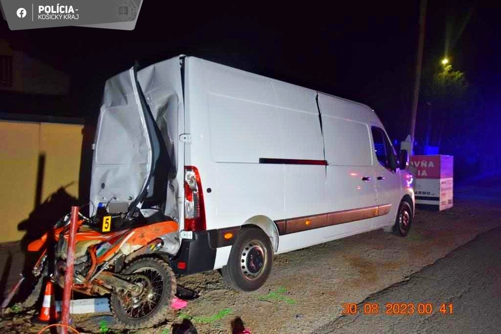 Súlyos baleset: furgonnak hajtott a részeg motoros, a fiatal terhes nő a kocsi rakterében végezte (FOTÓK)