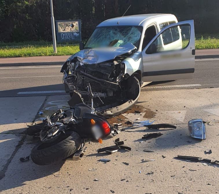 Súlyos baleset: Személykocsival ütközött egy motoros a reggeli forgalomban