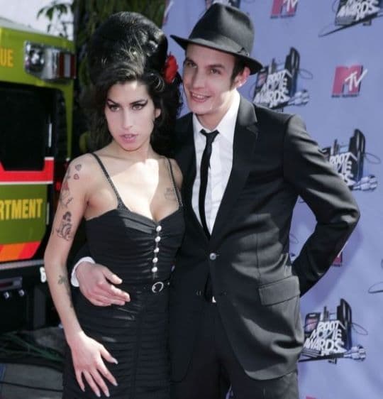 Sokak szerint Amy Winehouse volt férje tehet az énekesnő haláláról - a férfi most megtörte a csendet (VIDEÓ)