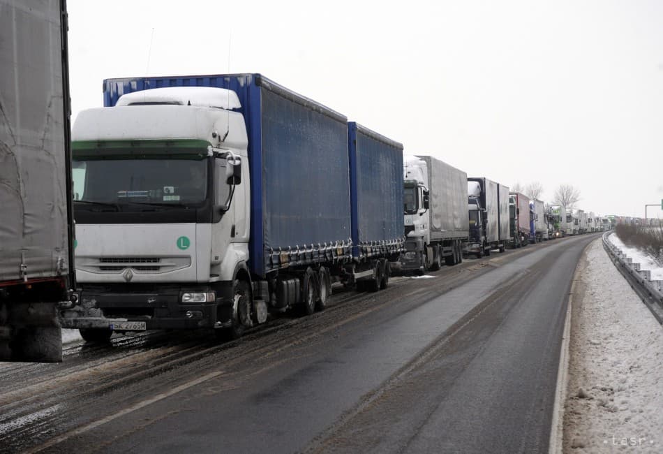 Újra beléphetnek a kamionok Szlovéniába