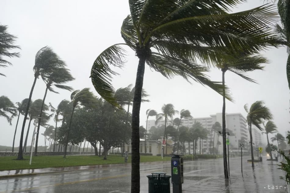 Florida minden idők egyik legpusztítóbb hurrikánjára készül, 620 ezer háztartás áram nélkül, ezreket telepítettek ki