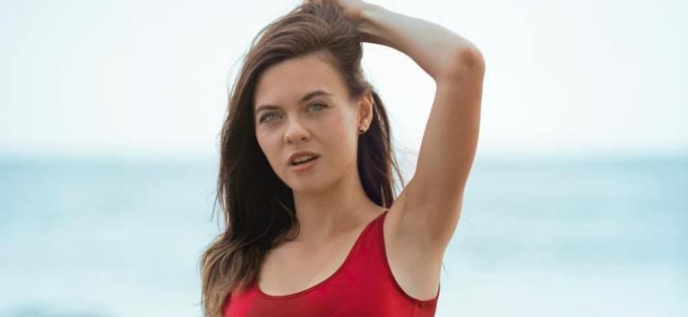 Az  olasz modell szívesen mutogatja mellbimbóit és formás popsiját 18+ (FOTÓK)