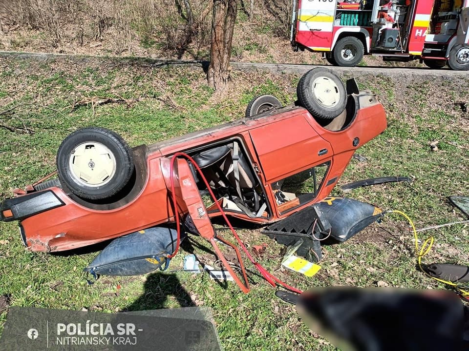 Halálos baleset: Az útról lehajtva felborult a Škoda, az anyósülésen utazó nő meghalt