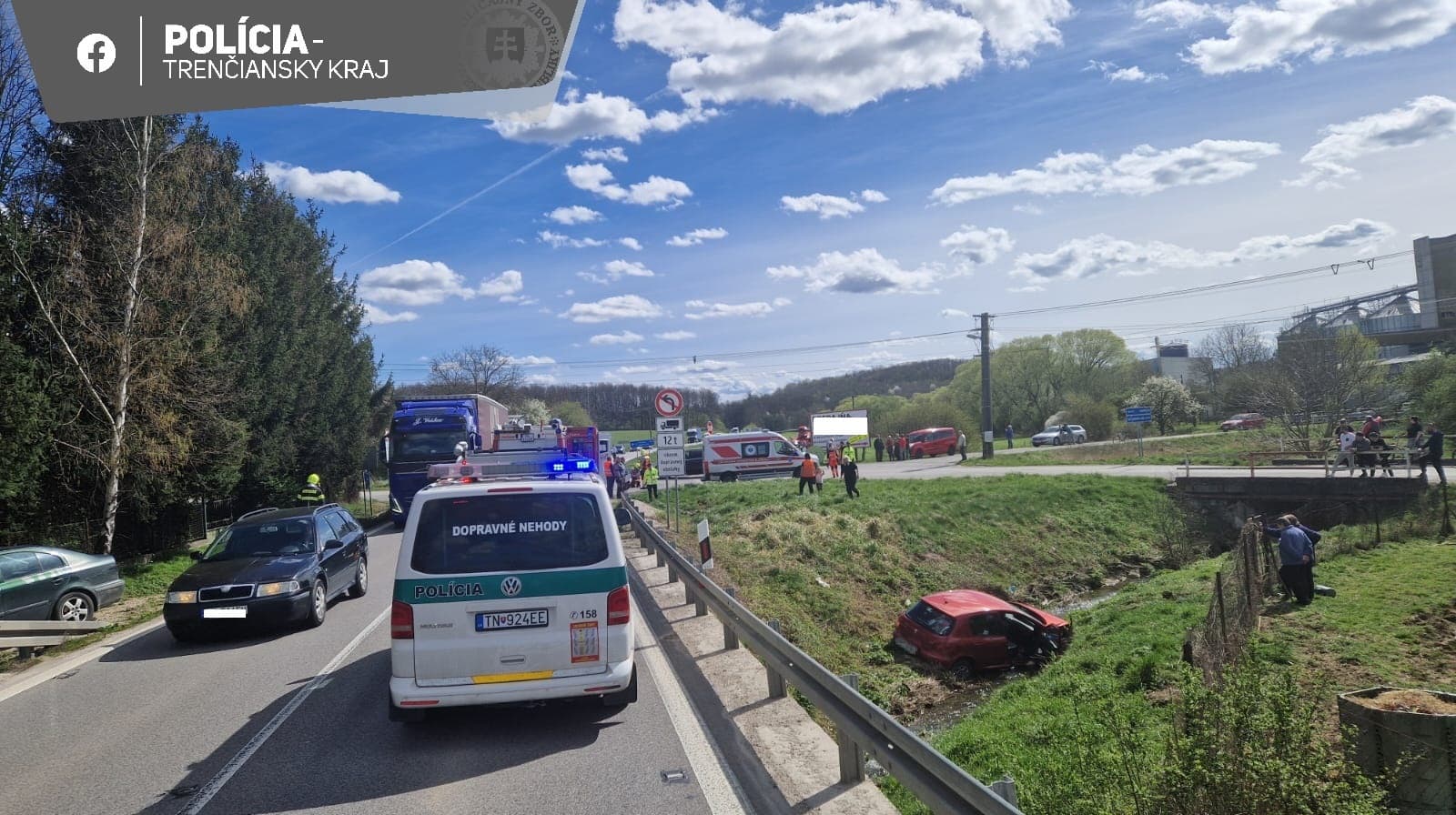 Baleset miatt rendőrök irányítják a forgalmat a trencséni járásbeli Svinná község közelében