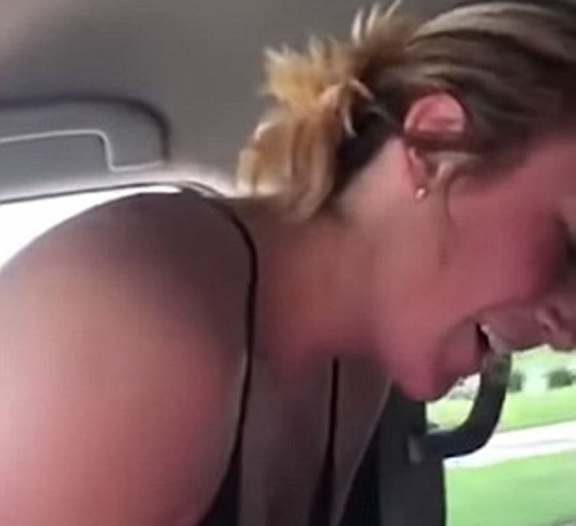 Az anyósülésen szülte meg gyermekét a nő, a férje vezetés közben videózta (videó) 18+