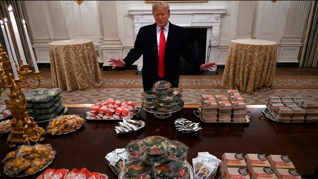 Az amerikai elnök 300 hamburgert rendelt a Fehér Házba