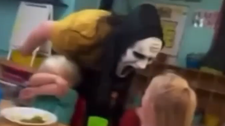 SOKKOLÓ: A nevelők rémisztő maszkban ijesztgették a kisgyermekeket az óvodában - a csöppségek zokogtak félelmükben (VIDEÓ)