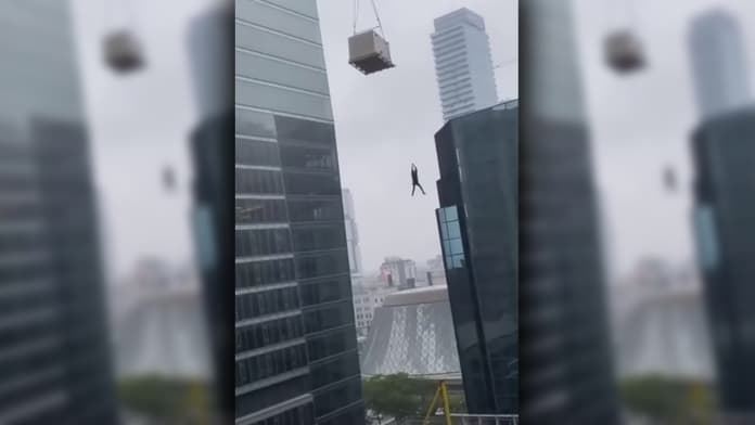 ŐRÜLET: Darukötélen lógva, több emeletnyi magasból kiabált segítségért a munkás (VIDEÓ)