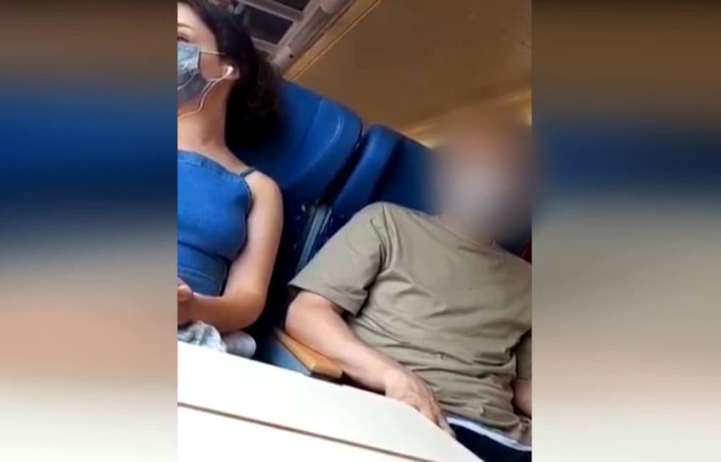 Megtalálták a zsaruk az elvetemült barmot, aki a zsúfolt vonaton maszturbált