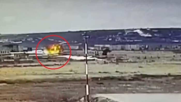 Videón, ahogy a földbe csapódik és felrobban egy helikopter – négy ember meghalt