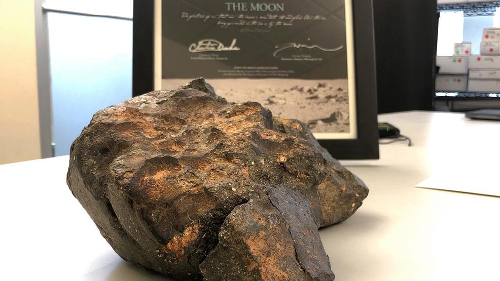 Akár félmillió dollárért is elkelhet el a Holdról származó, csaknem hat kilogrammos meteorit