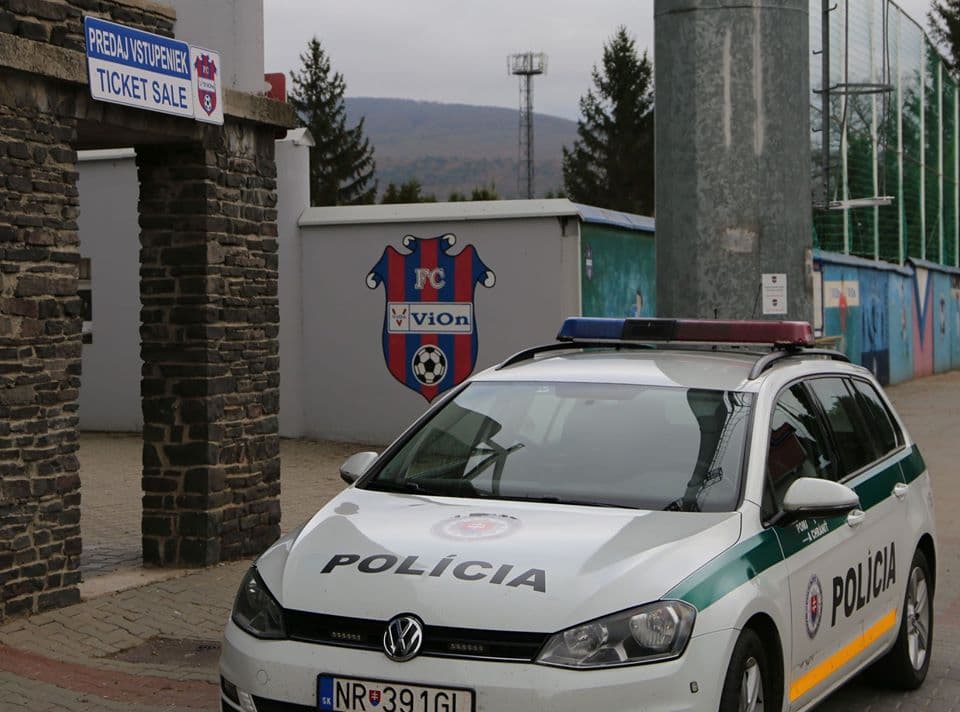 Eszméletét vesztette egy férfi a Fortuna ligás meccsen, rendőrök siettek a segítségére