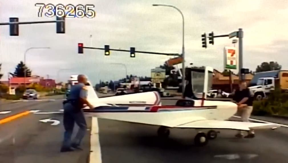 Fedélzeti kamera rögzítette, ahogy a kisrepülő landol a közúton! (Videó)