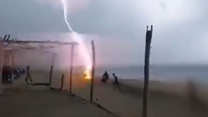 DURVA: Két emberrel végzett a villámcsapás a tengerparton (VIDEÓ) 18+