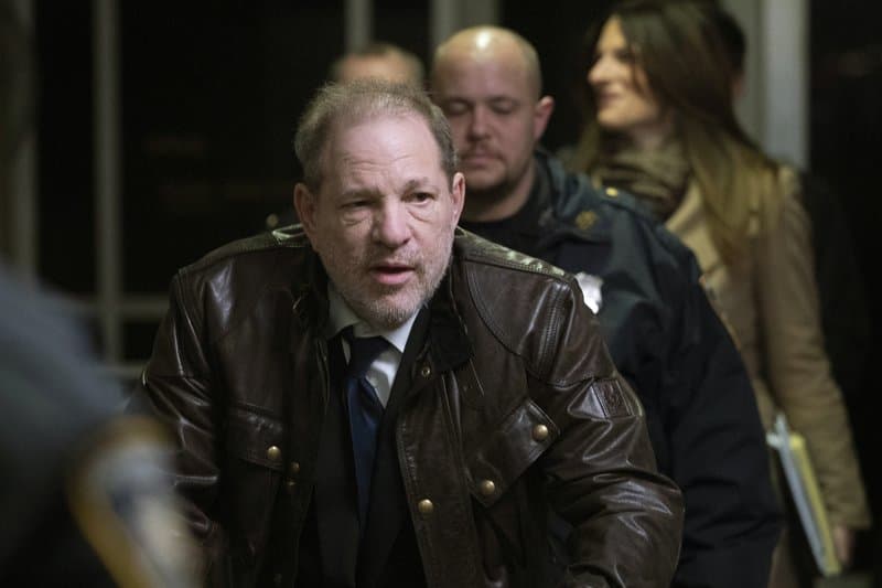Megkezdődött a nemi erőszakkal vádolt Harvey Weinstein pere New Yorkban