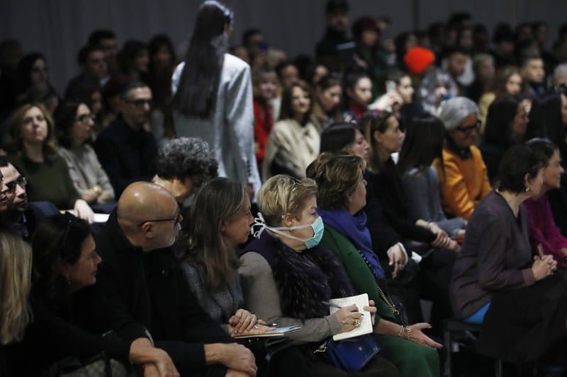Koronavírus: Az Armani divatház üres székek előtt mutatta be kollekcióját Milánóban