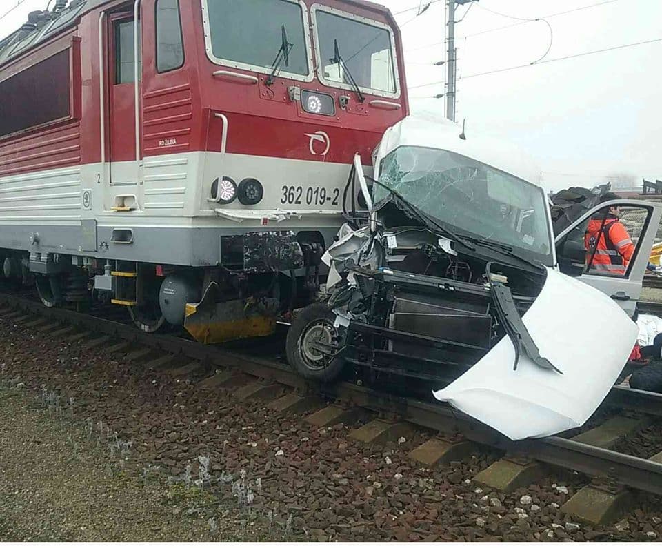 Halálos baleset: vonattal ütközött egy furgon, két személy életét vesztette