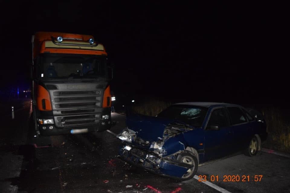 Tragikus baleset: frontálisan ütközött egy kamion és egy személyautó