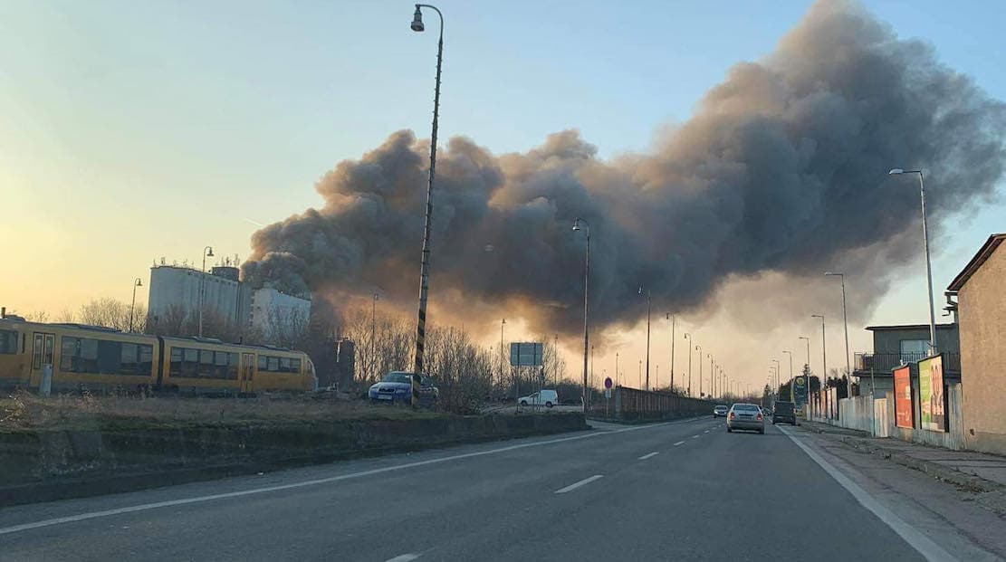 Leégett Dunaszerdahelyen a Belar Rt. területén egy raktárépület - 70 tűzoltó a helyszínen !