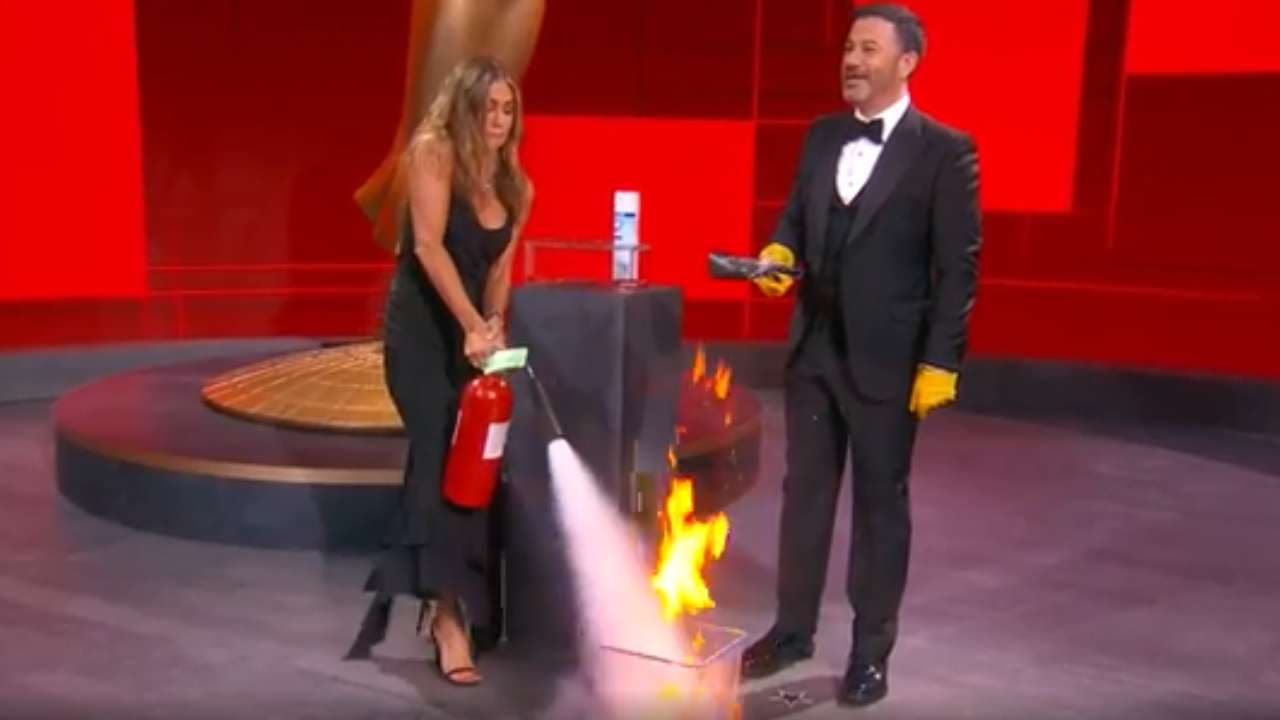 Jennifer Aniston estélyiben próbált eloltani egy lángoló kukát (VIDEÓ)