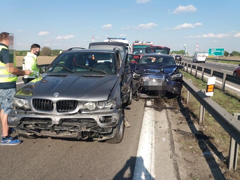 Súlyos baleset: Gyerekes család kocsijával ütközött a figyelmetlen BMW-s, mentőhelikoptert riasztottak a helyszínre