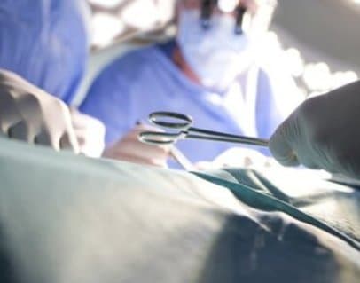 Fejüknél összenőtt sziámi ikreket választottak szét indiai sebészek