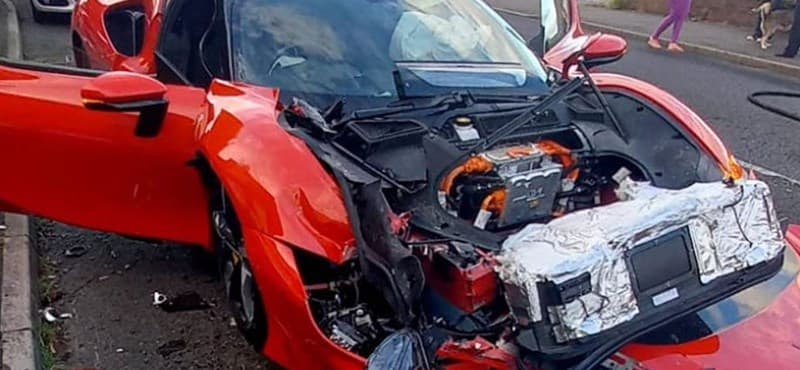 Brutális pusztítást végzett a Ferrari a parkolóban, majd angolosan távozott (VIDEÓ)