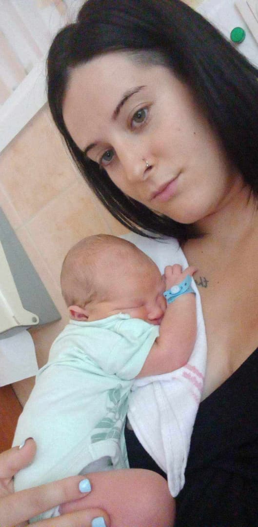 TRAGÉDIA: Két héttel negyedik gyermeke születése után elhunyt a 28 éves anyuka