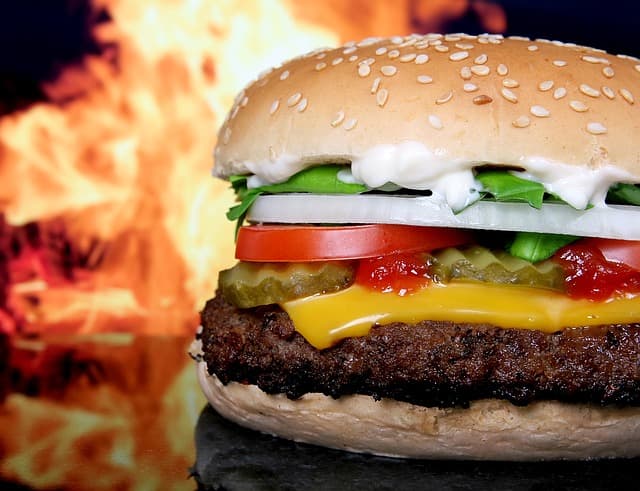 ÉSZMEGÁLL: Ha tízemeletes hamburgert akarsz enni, most megteheted (FOTÓ)